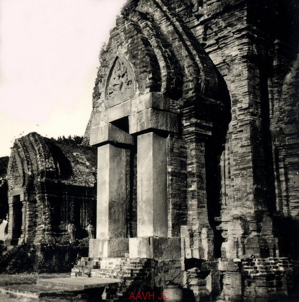 Tòa tháp chính ở tháp Po Nagar.