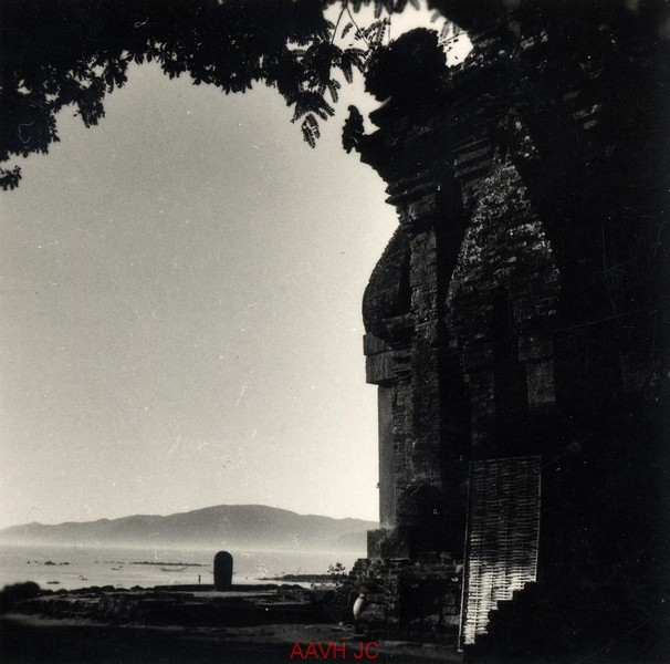 Từ tháp Po Nagar nhìn ra vịnh Nha Trang, 1934.