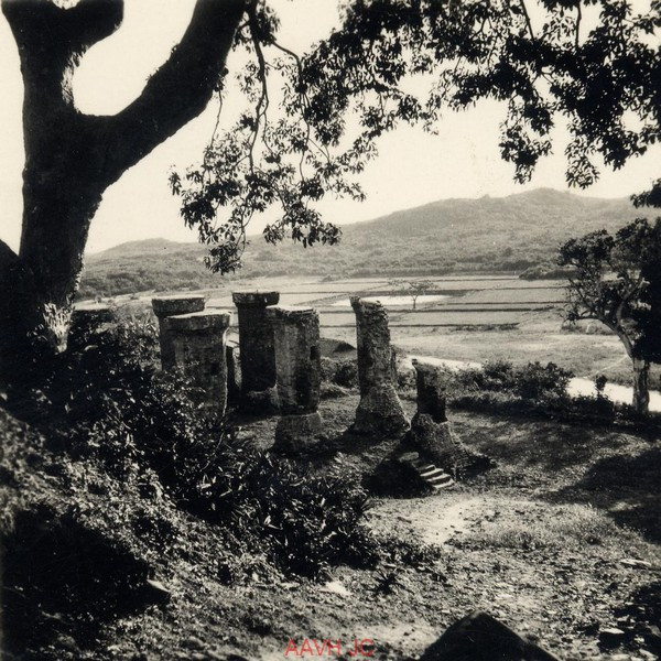 Những hàng cột Chăm cổ bên dưới tháp Po Nagar.