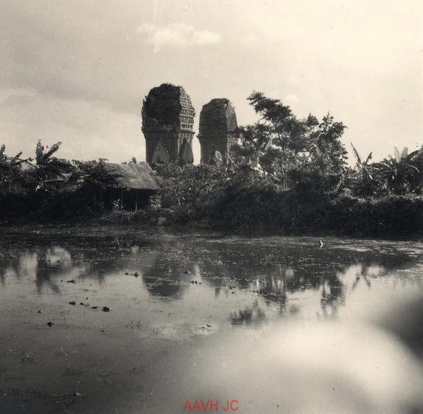 Một hình ảnh khác về tháp Đôi Quy Nhơn, chụp năm 1934.