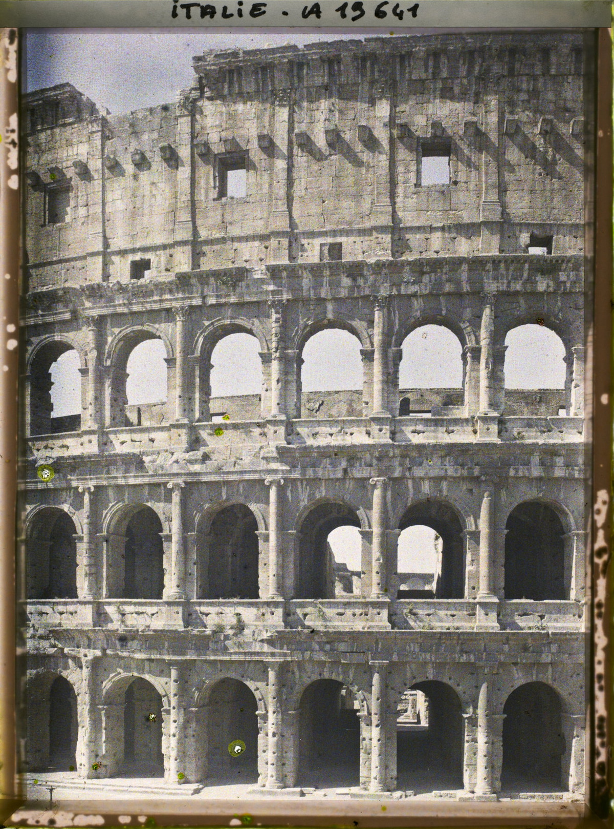 Cận cảnh mặt ngoài Đấu trường La Mã. Đấu trường được sử dụng cho các võ sĩ giác đấu và nô lệ có nguồn gốc tù binh chiến tranh thi đấu và trình diễn công chúng.