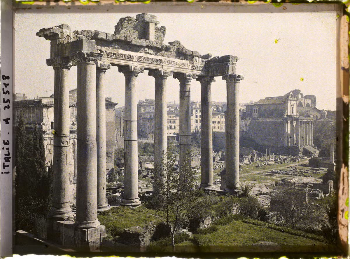 Tàn tích đền thờ thần Saturn ở Công trường La Mã (Roman Forum), một quảng trường chữ nhật được bao quanh bởi các tàn tích kiến trúc cổ đại quan trọng ở trung tâm thành phố Roma.