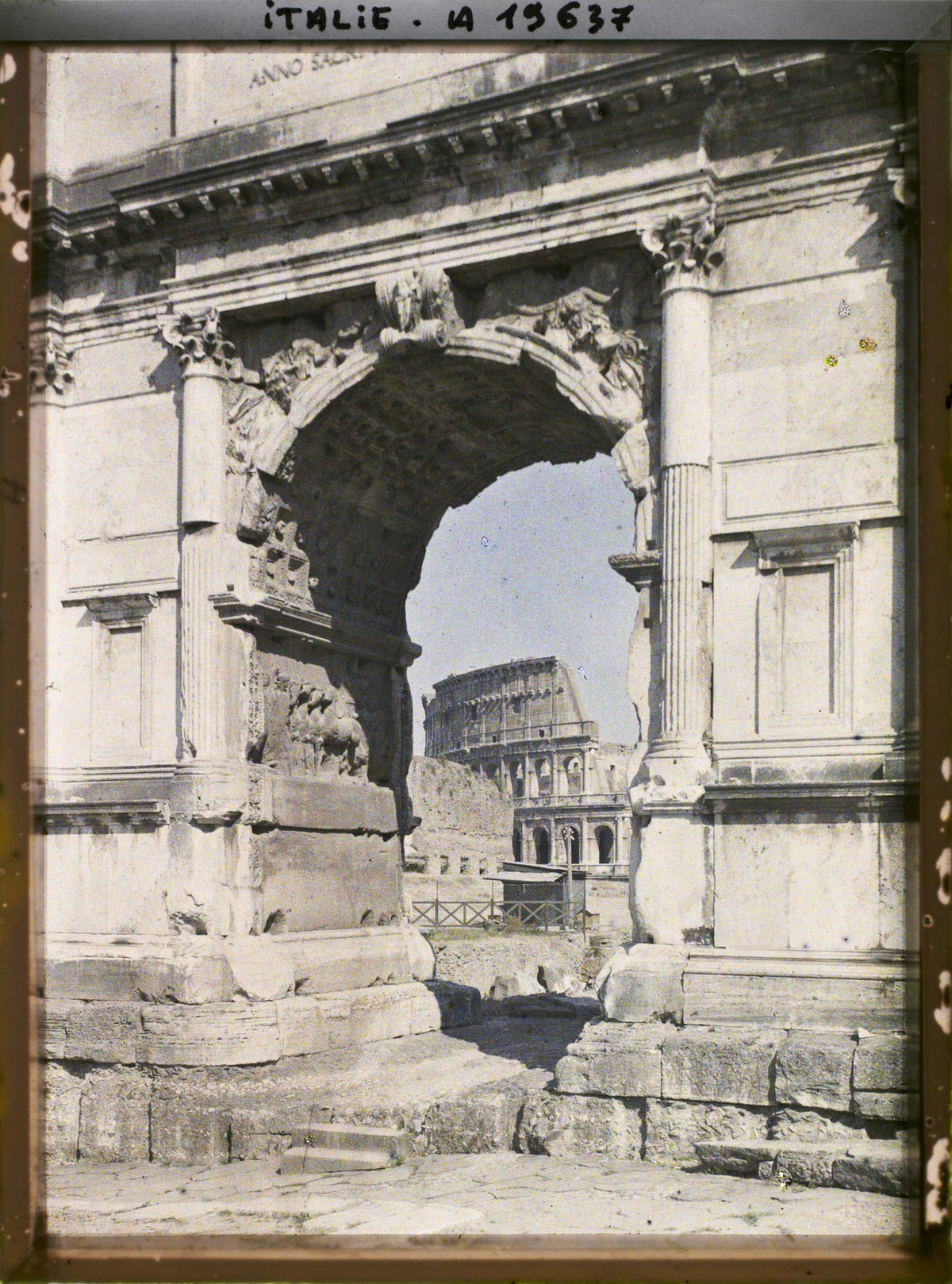 Từ Khải hoàn môn Titus nhìn về Đấu trường La Mã.