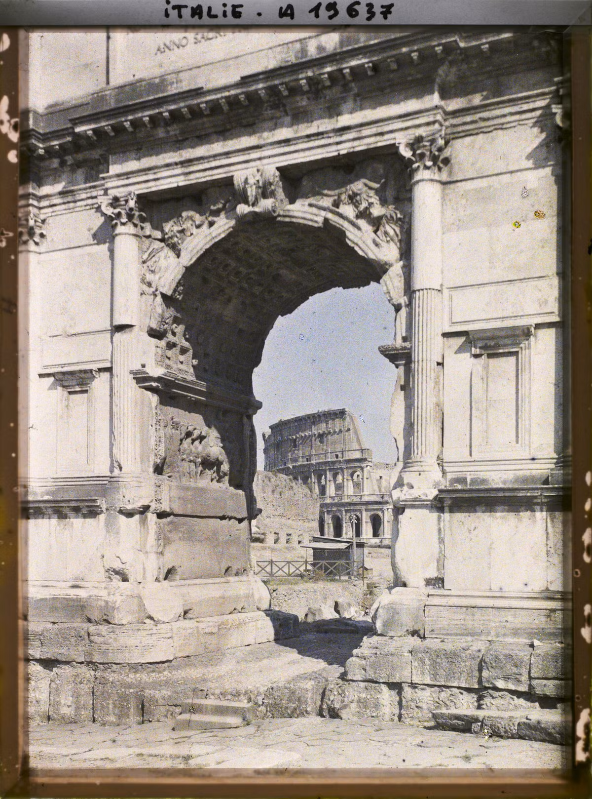 Từ Khải hoàn môn Titus nhìn về Đấu trường La Mã.