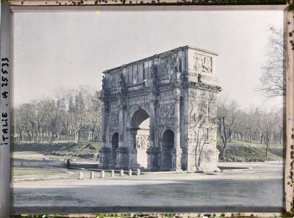 Khải hoàn môn Constantinus, nằm giữa Đấu trường La Mã và đồi Palatine.