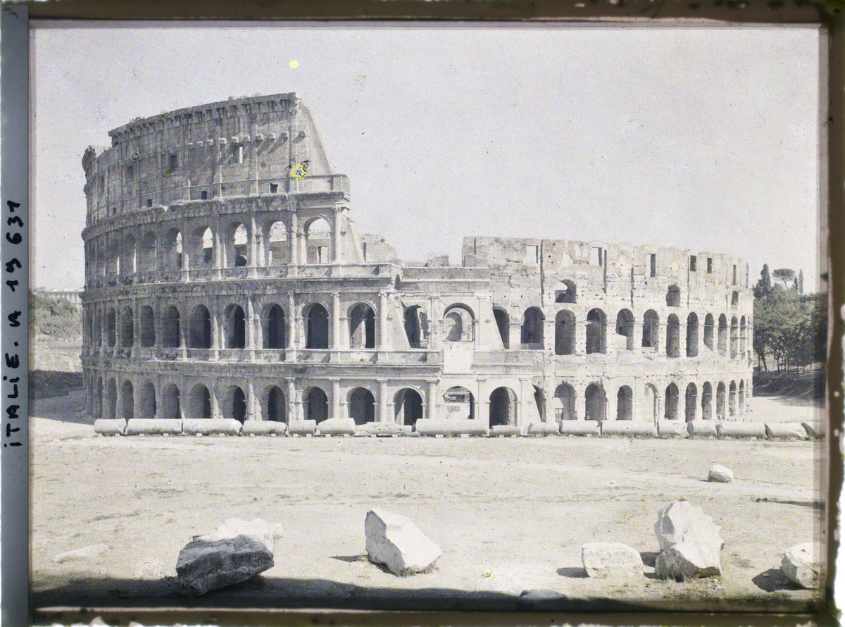 Toàn cảnh Đấu trường La Mã, công trình cổ nổi tiếng bậc nhất của đế chế La Mã ở Roma năm 1918. Đấu trường được xây dựng khoảng năm 70-80 SCN dưới thời hoàng đế Vespasian. Ảnh: Fernand Cuville / Collections.albert-kahn.hauts-de-seine.fr.