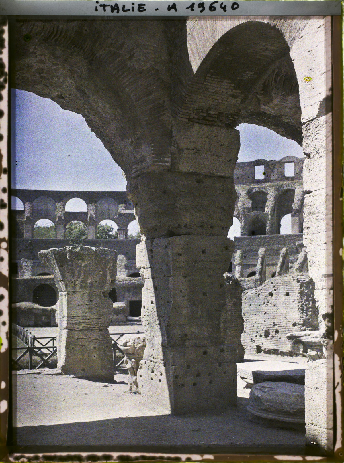 Khung cảnh nhìn từ một vòm cửa của Đấu trường La Mã.