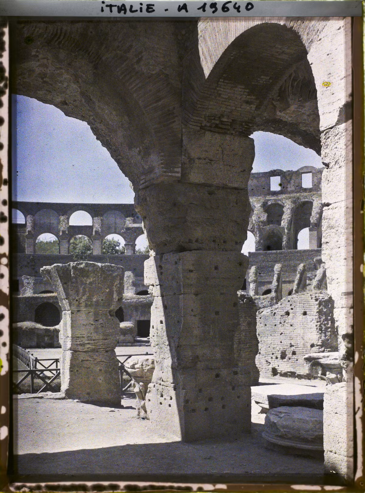 Khung cảnh nhìn từ một vòm cửa của Đấu trường La Mã.