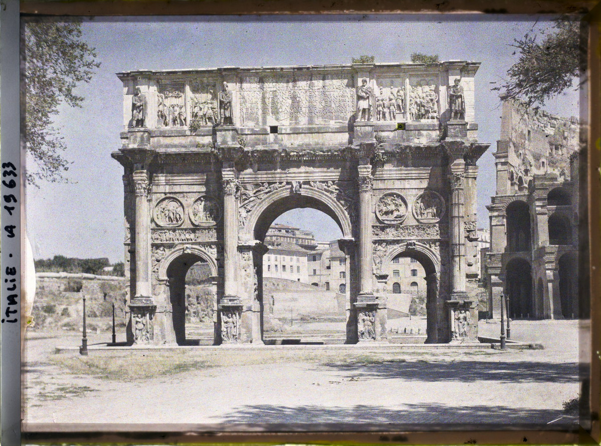 Cổng được Viện Nguyên lão La Mã lập nên để kỷ niệm chiến thắng của hoàng đế La Mã Constantinus I trước Maxentius trong trận chiến trên cầu Milvius năm 312.