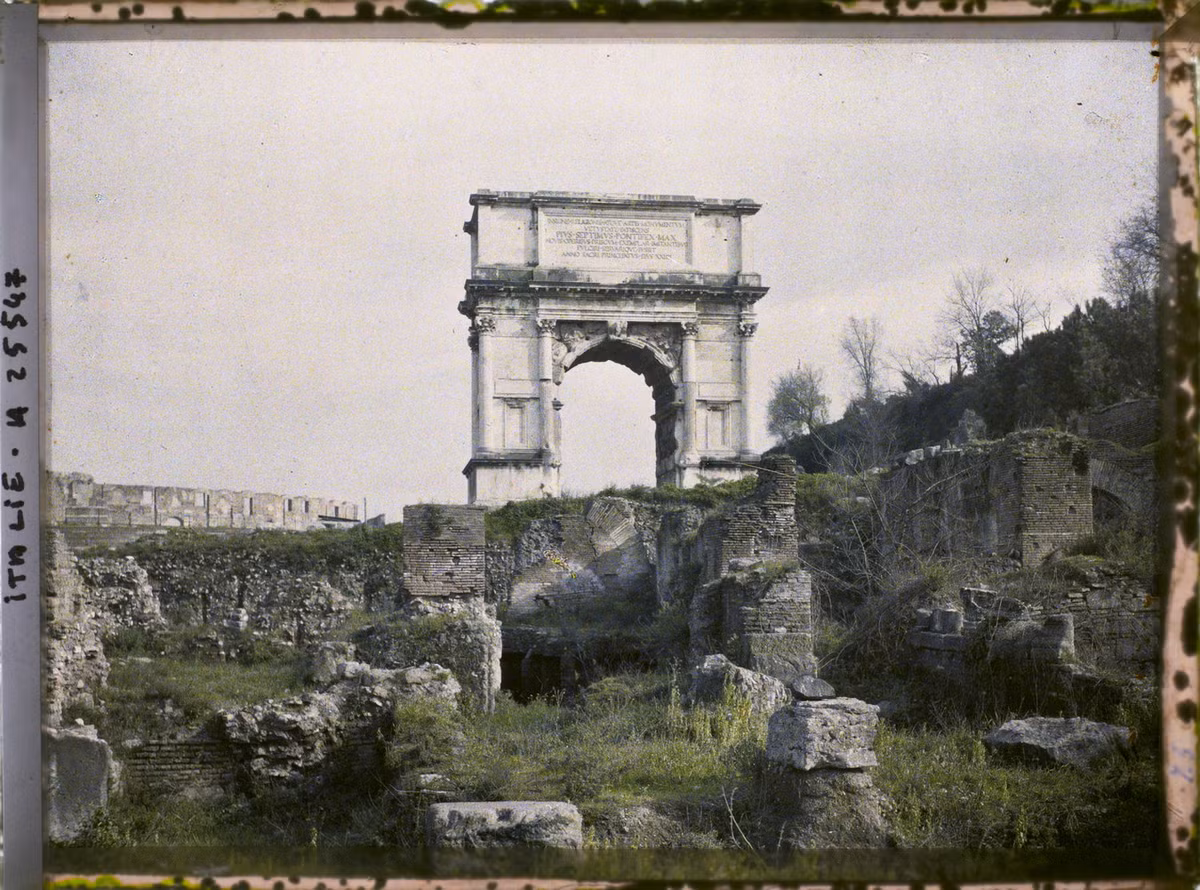 Khải hoàn môn Titus nằm ở phía Đông Nam Công trường La Mã.