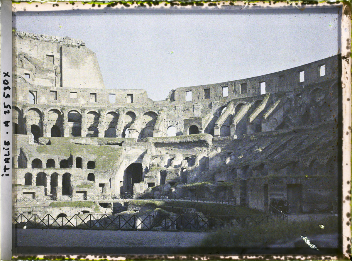 Không gian bên trong đấu trường La Mã. Công trình có sức chứa 50 000 khán giả khi còn hoạt động.