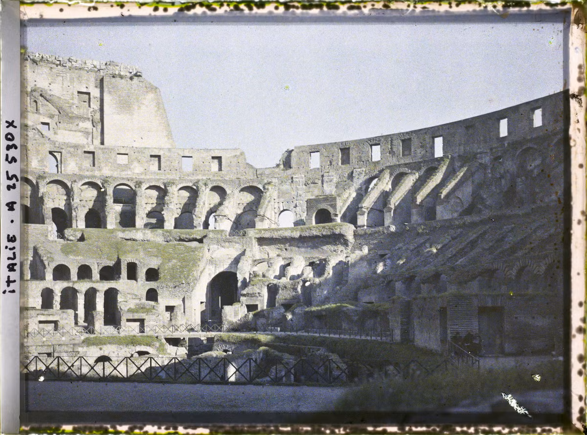 Không gian bên trong đấu trường La Mã. Công trình có sức chứa 50 000 khán giả khi còn hoạt động.