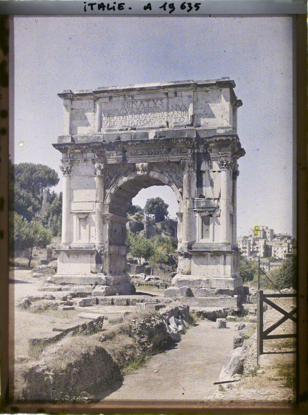 Cánh cổng này được hoàng đế Domitian cho xây dựng vào năm 81, ngay sau cái chết của anh trai Titus, để kỷ niệm việc Titus chính thức được phong thánh hiến và chiến thắng của Titus cùng với vua cha Vespasian trong cuộc chiến với người Do Thái nổi dậy ở Judaea.