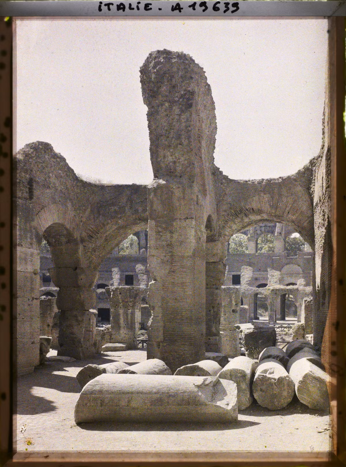 Những cây cột đổ vỡ nằm la liệt trong Đấu trường La Mã.