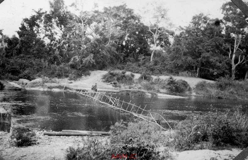 Cây cầu thô sơ trên hành trình.