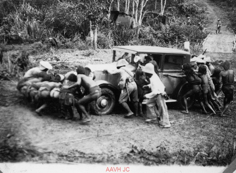 Chiếc xe hơi hiệu Delahaye bị chết máy.