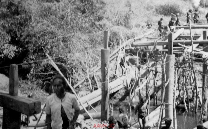 Một cây cầu đang được xây dựng.