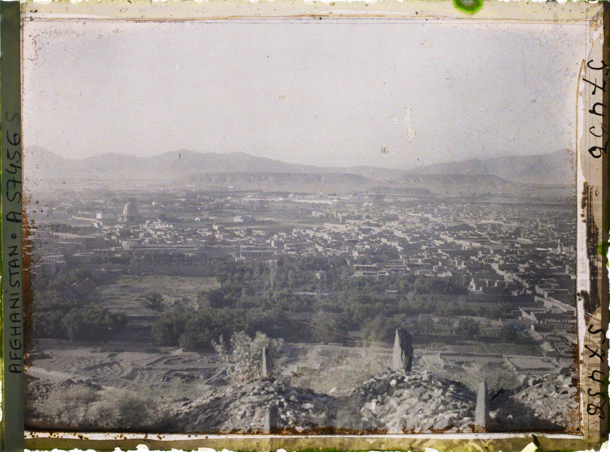 Công trình có mái vòm tròn nổi bật ở phía bên trái là lăng mộ của Timur Shah (1748-1793) - người cai trị thứ hai của Đế chế Durrani, đã dời đô về Kabul.