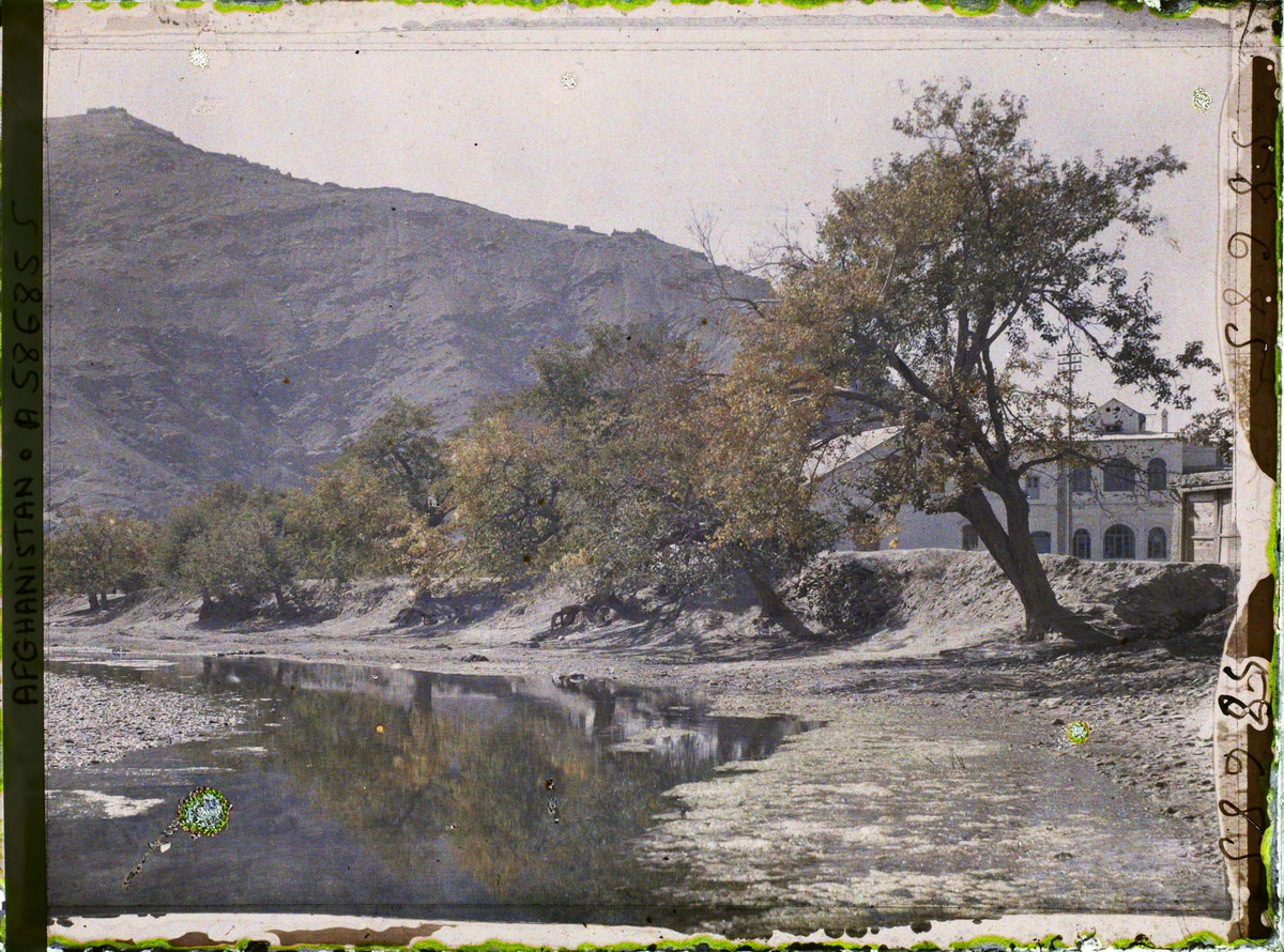 Phong cảnh bên bờ sông Kabul ở ngoại vi thành phố.