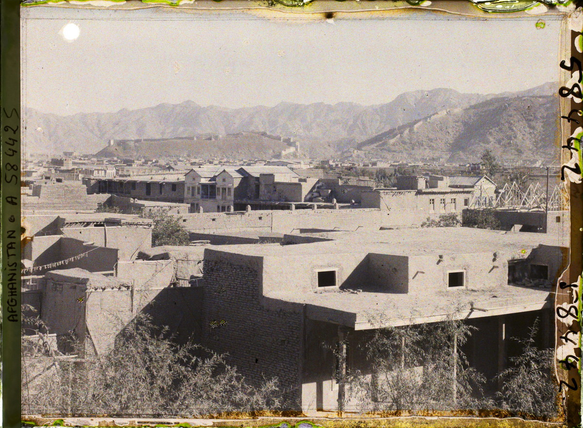 Một góc Kabul với pháo đài Bala Hissar trên ngọn đồi phía xa.