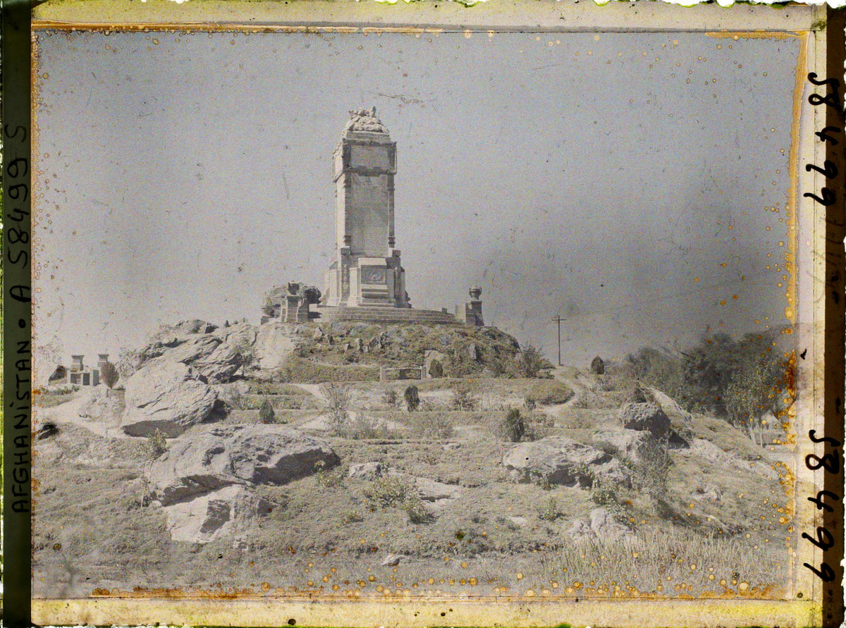 Minar-i-Elm-Wa-Jahil - đài tưởng niệm chiến tranh được vua Amanullah cho dựng ở Kabul sau cuộc nổi loạn của các tỉnh phía Nam năm 1924-1925.