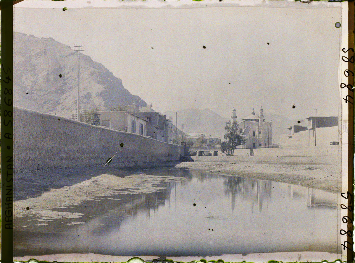 Sông Kabul với thánh đường Shah-Do Shamshira bên bờ phải.