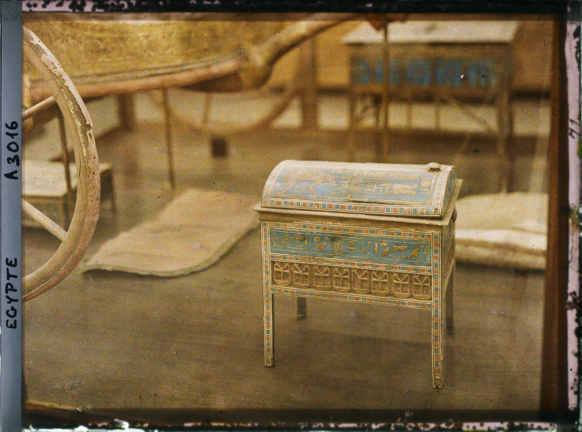 Một chiếc hộp cẩn đá quý được dùng làm đồ tùy táng.