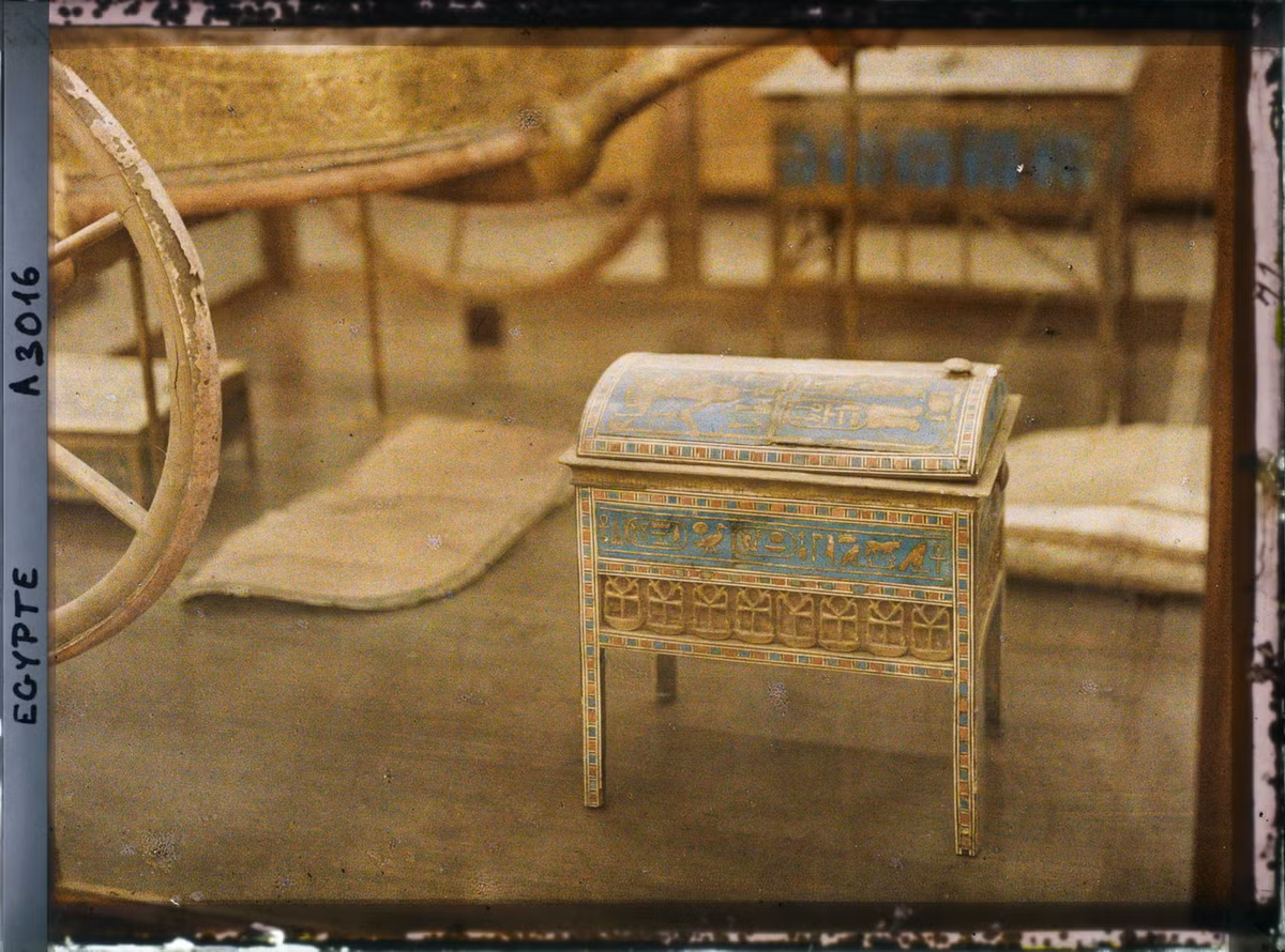 Một chiếc hộp cẩn đá quý được dùng làm đồ tùy táng.