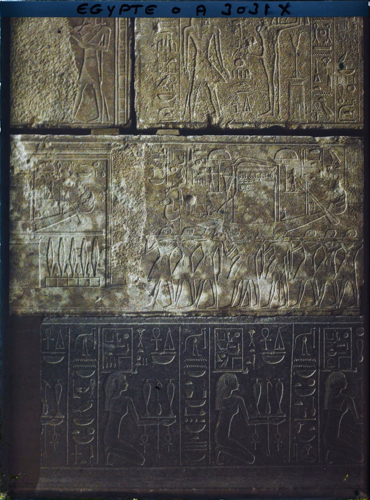 Mảnh tường khắc chữ tượng hình lấy từ một nhà nguyện đỏ, một công trình thời pharaon Hatshepsut, nữ vương nổi tiếng của Ai Cập cổ.