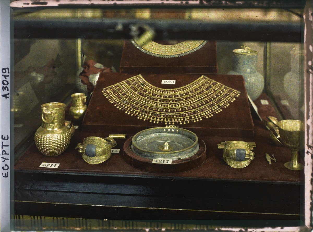 Một số vật dụng trang trí của người Ai Cập cổ.
