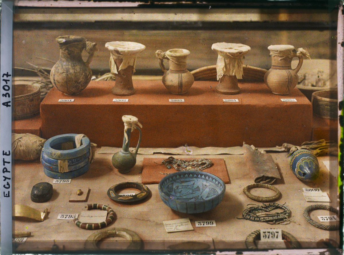 Các món đồ đủ loại trong một tủ trưng bày.