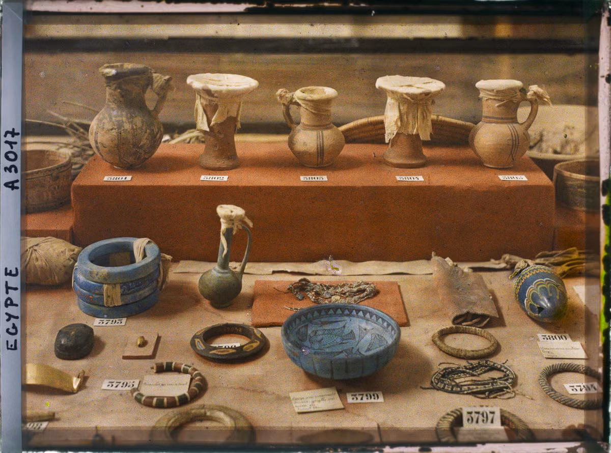 Các món đồ đủ loại trong một tủ trưng bày.