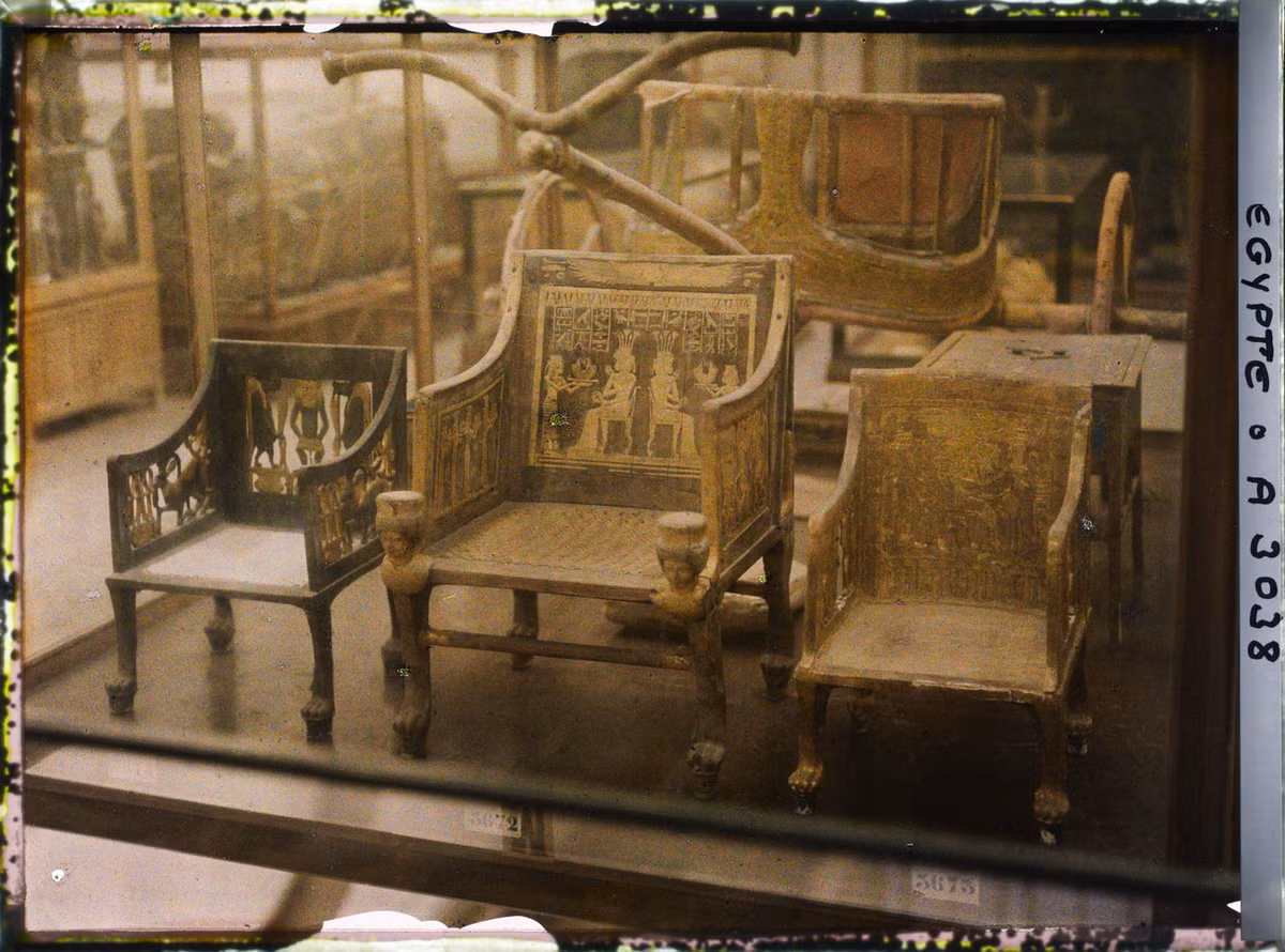 Xe kéo và ghế được tìm thấy trong lăng mộ Tutankhamun, một pharaon Ai Cập thuộc Vương triều thứ 18, trưng bày tại Bảo tàng Ai Cập, Cairo năm 1914. Ảnh: Auguste Léon / Collections.albert-kahn.hauts-de-seine.fr.