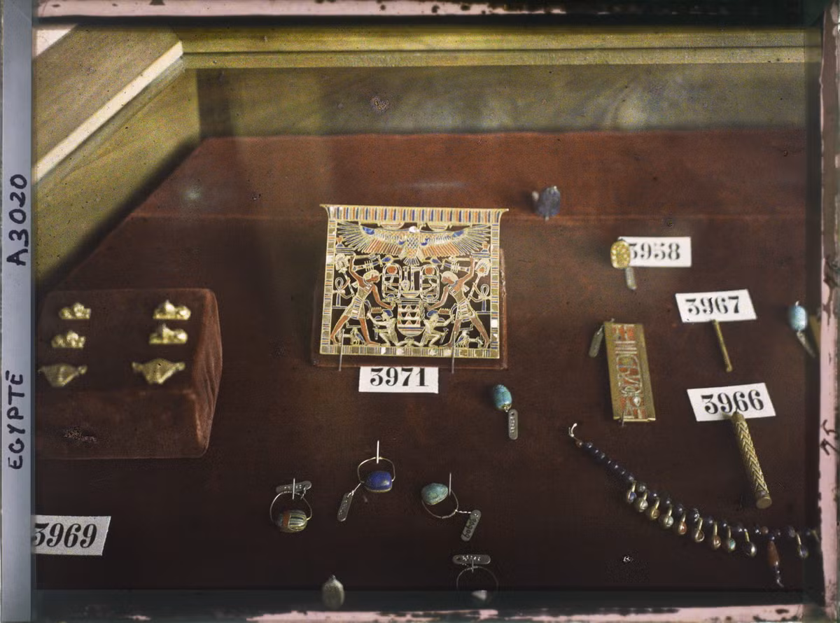 Các món đồ trang sức an táng cùng người đã khuất.