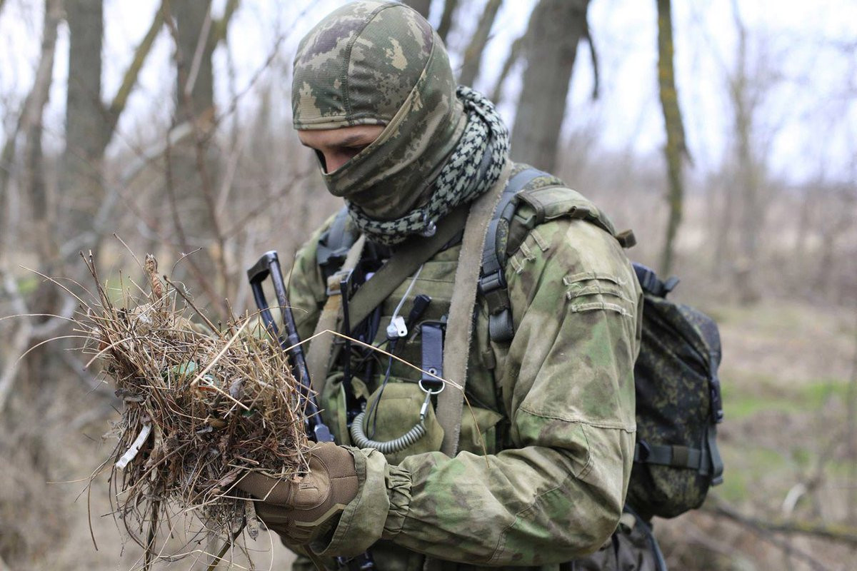 Không phải ngẫu nhiên mà GRU Spetsnaz có biểu tượng là hình con dơi, một sự ám chỉ về khả năng hoạt động bí mật và gieo rắc nỗi chết chóc trong bóng tối trên toàn thế giới. Ảnh: Bộ Quốc phòng Nga.