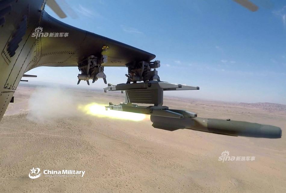 Trực thăng WZ-10 đã diễn tập phóng tên lửa chống tăng ADK-10, phiên bản phóng trên không của tên lửa chống tăng HJ-10. Tên lửa này được cộng đồng mạng Trung Quốc so sánh tương đương với tên lửa Hellfire của Mỹ. Ảnh: China Military.