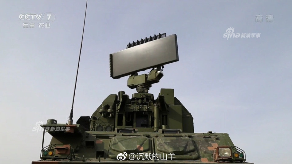 Điểm khác biệt duy nhất so với tên lửa Tor-M1 là hệ thống nhận dạng bạn-thù (IFF) cùng radar quét mạng pha điện tử chủ động mới. Radar mới được cho là có thể nâng cao đáng kể hiệu suất tác chiến so với bản gốc. Nguồn ảnh: CCTV7.