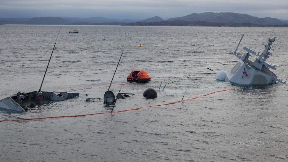 Chiến hạm 500 triệu USD đâm tàu hàng, lỗi cảm biến hay con người? Chien ham 500 trieu USD dam tau hang, loi cam bien hay con nguoi?