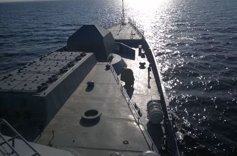 Ngay phía sau tháp pháo A-190 là hệ thống ống phóng thẳng đứng (32 ống) chứa đạn tên lửa tầm trung 9M96E (loại đạn tên lửa của hệ thống tên lửa S-400 trên bộ). Với loại tên lửa này, tàu hộ vệ Project 20381 có khả năng đánh chặn mục tiêu ở cự ly xa 40km, độ cao từ 5m tới 20km. Lưu ý là, loại tên lửa này chỉ trang bị trên tàu hộ vệ biến thể Project 20381, trong khi Project 20380 dùng tổ hợp pháo – tên lửa tầm thấp Kashtan.