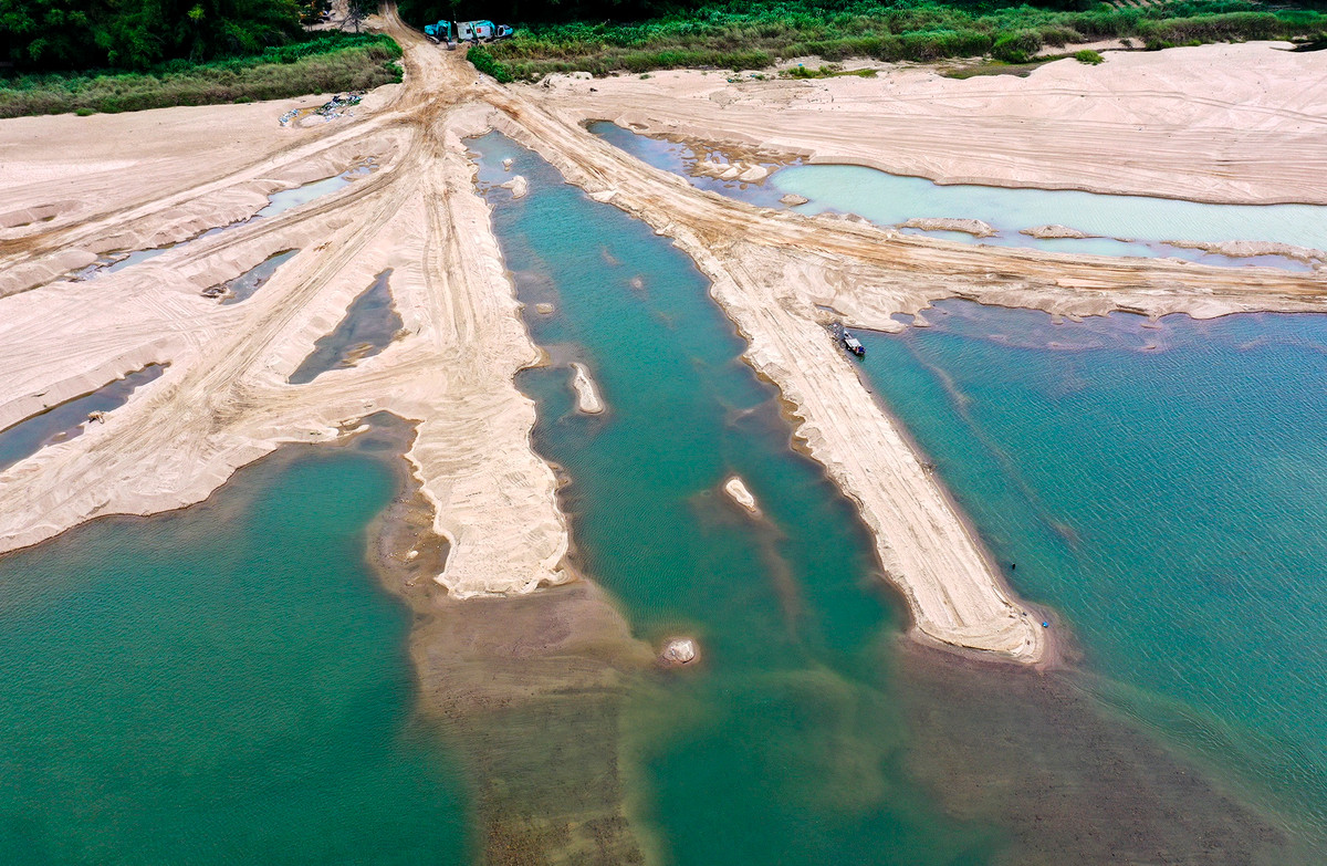 Hang tram xe tai xep hang cho mua cat tren song Tra Khuc