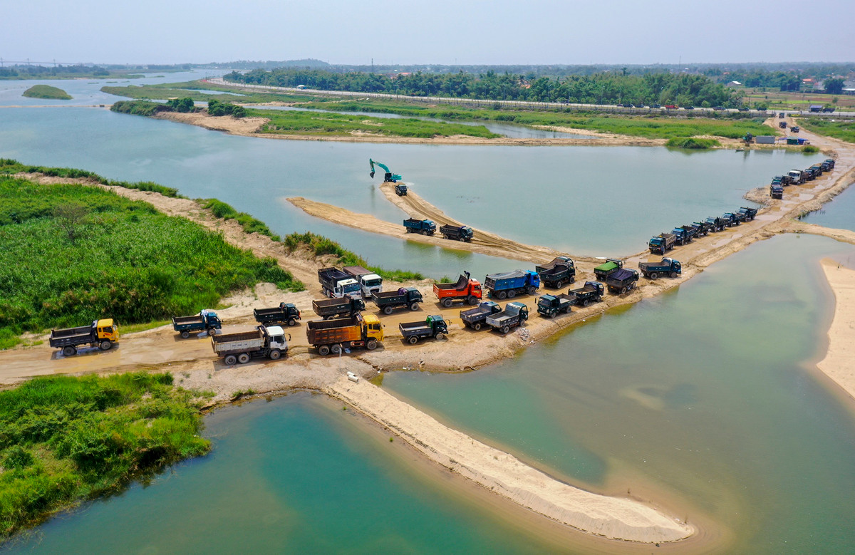 "Cơ quan chức năng siết chặt quá, các điểm khai thác cát trái phép và một số mỏ (giai đoạn thanh tra) phải đóng cửa. Chúng tôi đành lái xe tải về mỏ cát Hợp Nghĩa chờ chực mua cát xây dựng từ 4h sáng", ông Quân (ngụ TP Quảng Ngãi), lái xe tải nói.