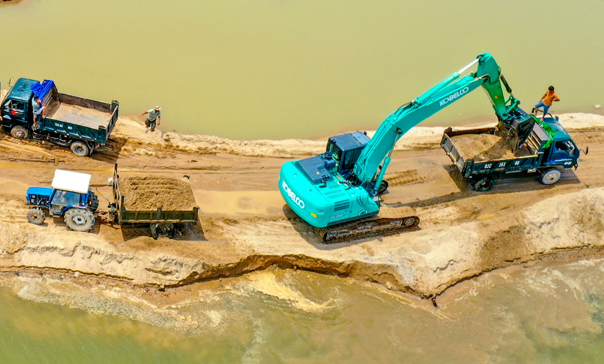 "Anh em lái xe chen chân, xếp hàng tranh chuyến cãi nhau căng thẳng thường xuyên ở khu vực này. Cát khan hiếm, giá cát tăng liên tục khiến giới tài xế lẫn người dân xây nhà đối mặt với nhiều khó khăn", ông Trần Thành (ngụ huyện Sơn Tịnh), lái xe tải cho biết.