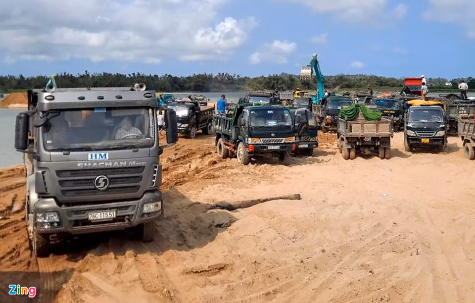 br/> "Về nguyên tắc, doanh nghiệp bán cát giá cao thì phải có nghĩa vụ nộp thuế phần chênh lệch giữa mua và bán. Nếu họ lơ là khai báo, không xuất hóa đơn thì vi phạm luật thuế sẽ bị xử phạt, truy thu tiền thuế giống như mọi ngành nghề kinh doanh khác", ông Trung nhấn mạnh.