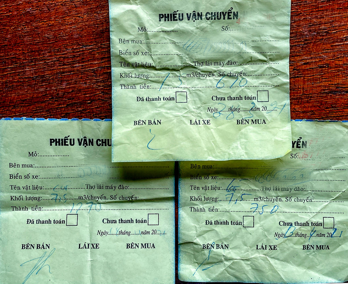 Theo các tài xế xe tải, từ cuối tháng 3 đến nay, giá cát ở mỏ Hợp Nghĩa liên tục tăng cao từ 90.000 đồng đến 170.000 đồng/m3. Trong đó từ ngày 15 đến 19/4, doanh nghiệp này bán ra 170.000 đồng/m3 cát. "Họ cấp phiếu không ghi tên doanh nghiệp, không xuất hóa đơn, tự ý nâng giá bán cát liên tục gây nhiều khó khăn cho người dân", anh Trần Tuấn (ngụ TP Quảng Ngãi), tài xế xe tải phàn nàn.