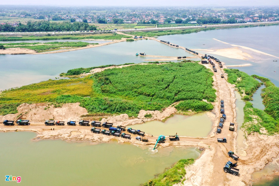 br/> Ông Nguyễn Đức Trung, Phó giám đốc phụ trách Sở Tài nguyên và Môi trường Quảng Ngãi, cho hay đến nay vẫn chưa có chế tài trong việc khống chế doanh nghiệp trúng đấu giá mỏ cát bán vật liệu ra thị trường. Cơ quan Nhà nước chỉ kiểm kiểm soát vấn đề khai báo thuế có đúng với giá doanh nghiệp bán cát ra thị trường.