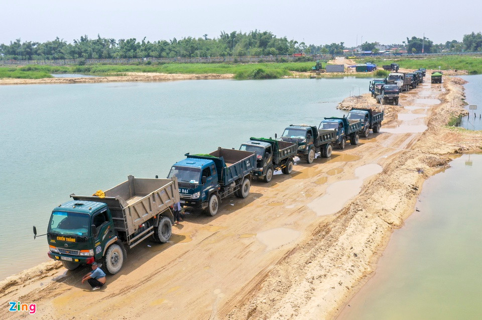 br/> "Thấy nhiều xe tải đổ dồn về đây đông quá nên anh em tăng giá bán để họ đi bớt chứ xúc cát bán không kịp. Hiện chúng tôi đã điều chỉnh giá bán mỗi khối cát xuống còn 155.000 đồng theo mức quy định của Sở Xây dựng Quảng Ngãi đưa ra", nhân viên quản lý mỏ cát Hợp Nghĩa giải thích.