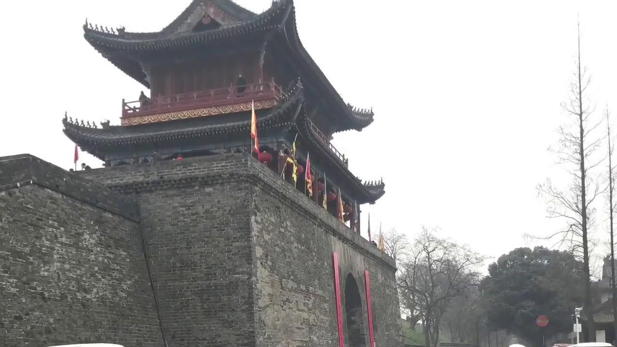 Vua Tấn Vũ Đế (Tư Mã Viêm) thấy Thạch Sùng có tài, cho làm Thứ sử Kinh Châu, kiêm chức hiệu uý Nam man. Ở Kinh Châu, Thạch Sùng liên kết với thương gia tiến hành buôn bán nên chẳng bao lâu trở nên đại phú, giàu nức tiếng đương thời. Ông thậm chí còn được cho là giàu hơn cả vua Tấn lúc bấy giờ.