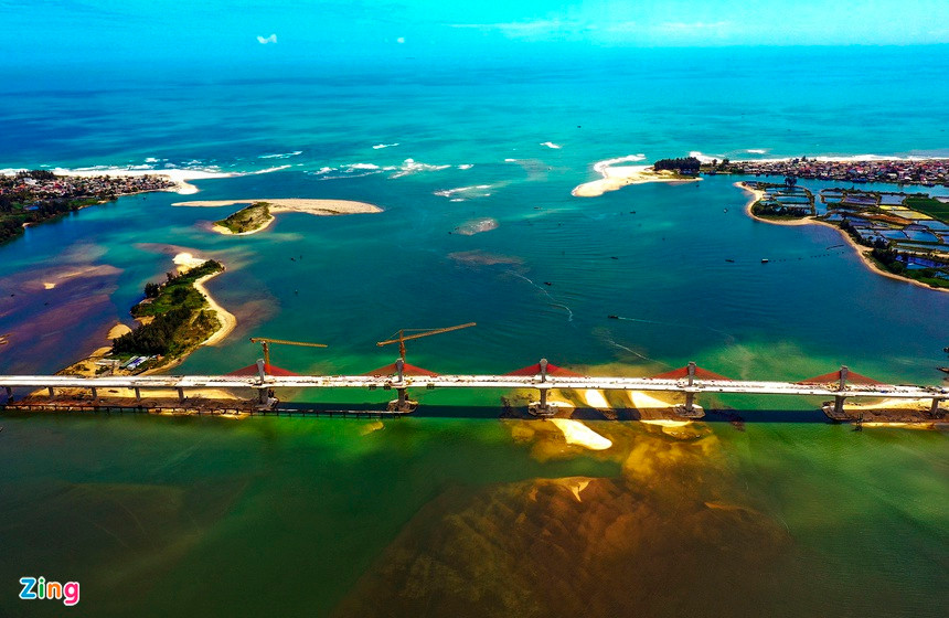 Biển Cửa Đại từng được bình chọn là một trong 25 bãi biển đẹp nhất Châu Á, thu hút đông đảo du khách với những cồn cát trắng, những khu nhà lộng lẫy, những khu resort sang trọng, hiện đại, là địa điểm hấp dẫn khi du lịch Quảng Nam. Biển cửa Đại được nhạc sĩ Trần Ngọc nhắc tới trong ca khúc Tình em xứ Quảng với những ca từ thiết tha như: Thương nhớ nhiều người em yêu xứ Quảng / Làn môi hồng suối tóc xõa ngang vai / Bờ mi cong nhấp nhô thuyền Cửa Đại / Sóng dạt dào vang vọng tiếng thông reo. Ảnh: Minh Hoàng.