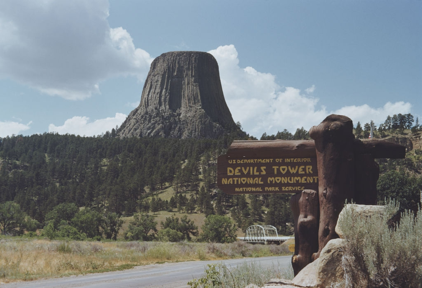Về mùa Đông, Tháp Quỷ sẽ được khoác lên mình một màu trắng do bị sương tuyết bao phủ dày đặc, tạo nên vẻ đẹp độc đáo cho Tháp Quỷ, càng có sức hút với khách du lịch trên thế giới.