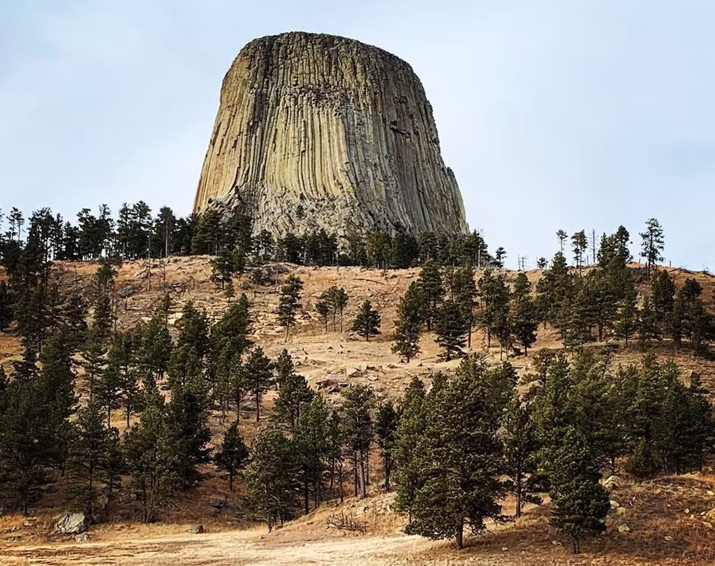 Phần nền móng của tháp Quỷ có đuờng kính 305 m, chu vi 1.000 m, diện tích lên đến 50.000 m2, càng hướng lên trên càng nhỏ, trên đỉnh có đường kính 85 m, diện tích 4.000 m2. Đỉnh tháp quỷ có thể chứa được hàng nghìn người trên đó.